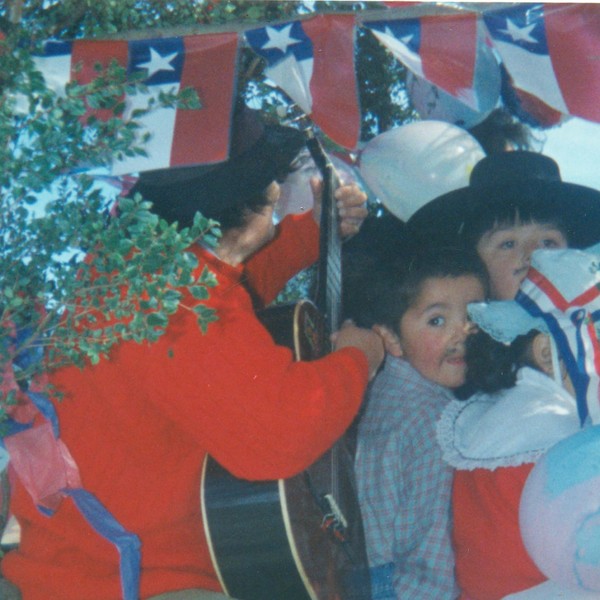 Desfile de fiestas patrias en carro alegórico