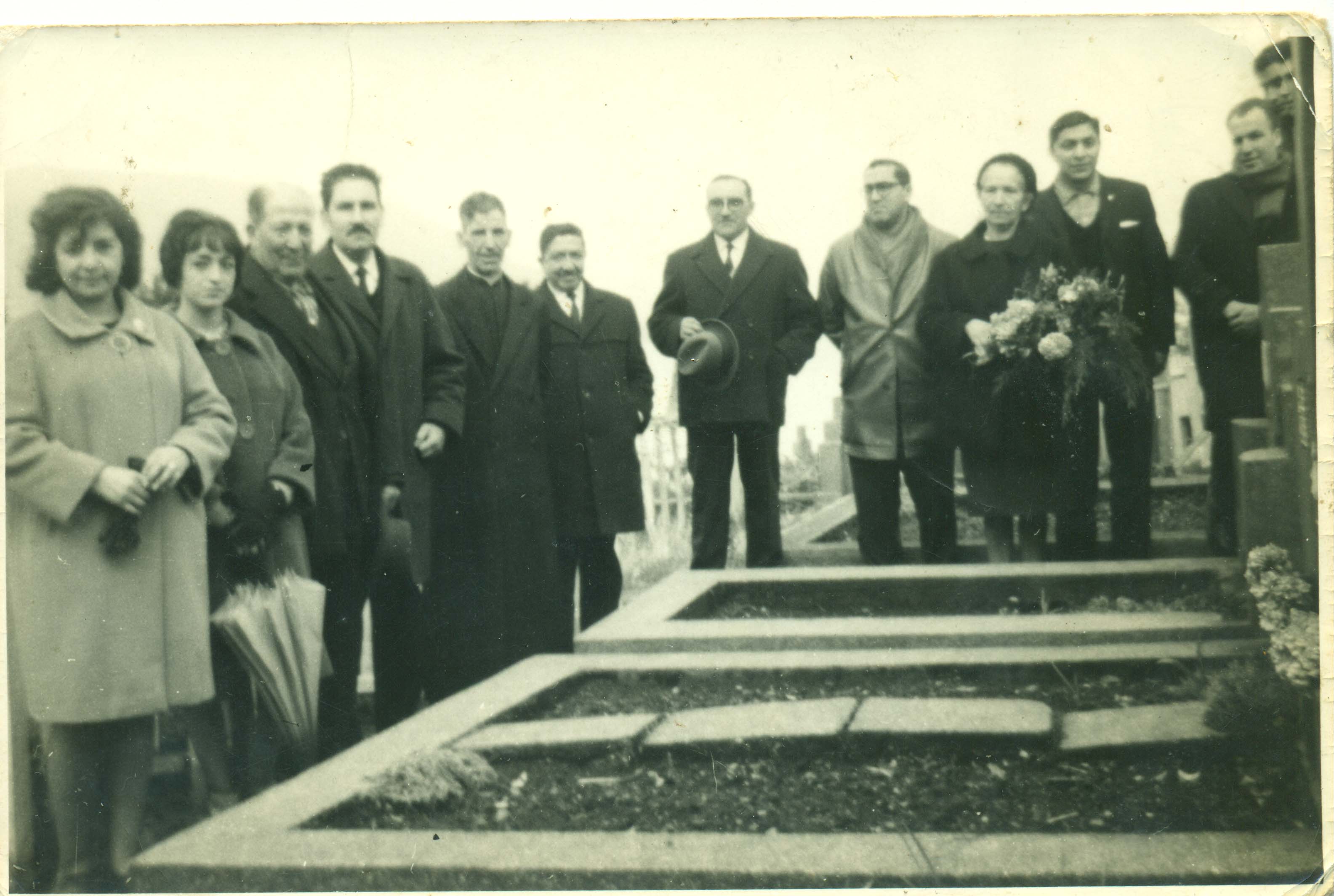 Romería de profesores al cementerio de Cochamó Romería de profesores al cementerio de Cochamó
