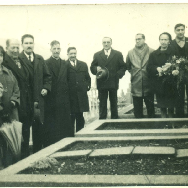 Romería de profesores al cementerio de Cochamó