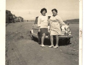 Amigas en la calle Pedro Montt de Quellón