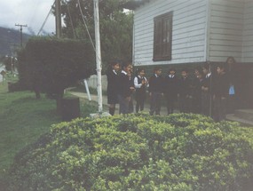 Homenaje de estudiantes en el Día del Carabinero