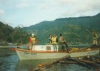 Traslado de leña en bote