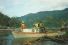 Traslado de leña en bote Traslado de leña en bote