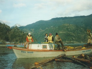 Traslado de leña en bote