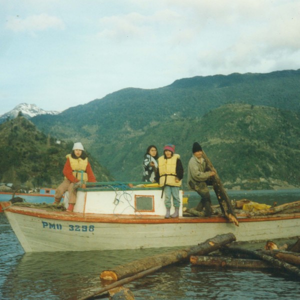 Traslado de leña en bote