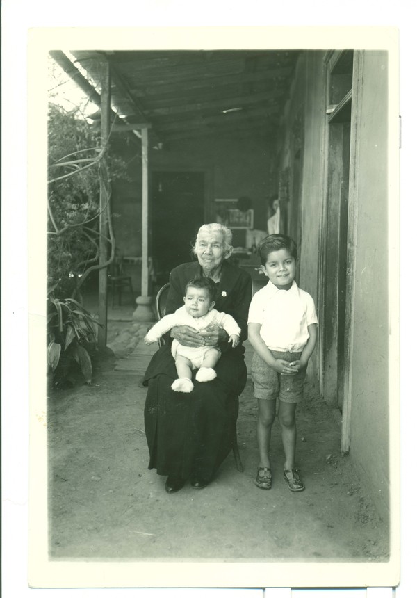 Abuela y nietos en Quilitapia Abuela y nietos en Quilitapia
