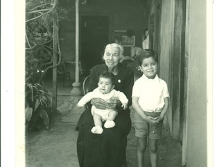 Abuela y nietos en Quilitapia Abuela y nietos en Quilitapia