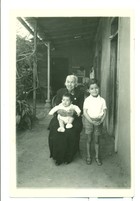 Abuela y nietos en Quilitapia Abuela y nietos en Quilitapia