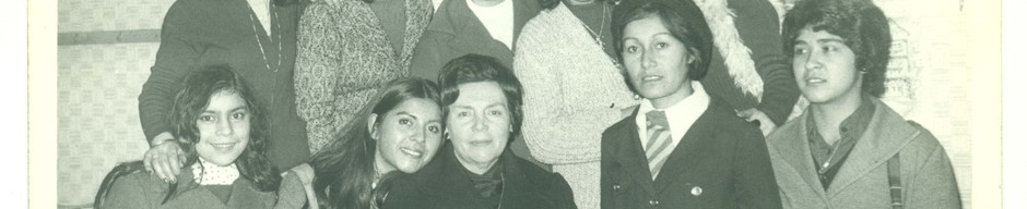 Grupo de alumnas junto a profesoras Grupo de alumnas junto a profesoras