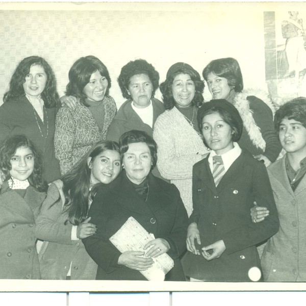 Grupo de alumnas junto a profesoras Grupo de alumnas junto a profesoras
