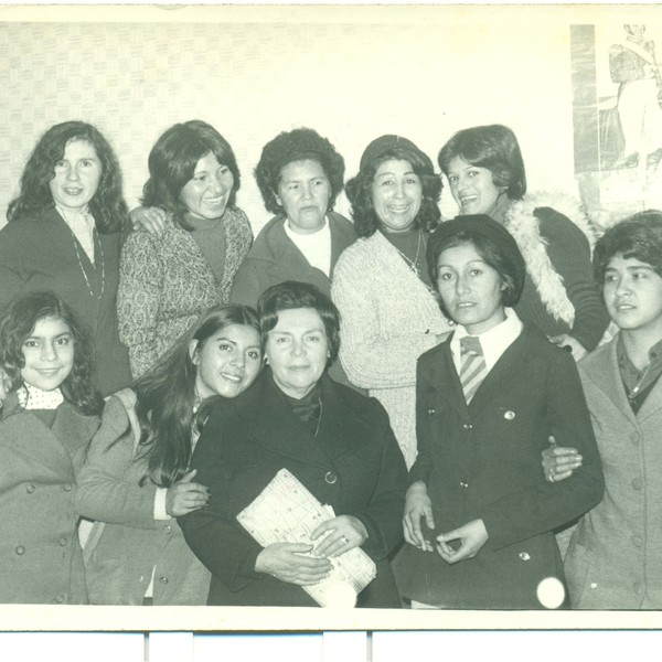 Grupo de alumnas junto a profesoras