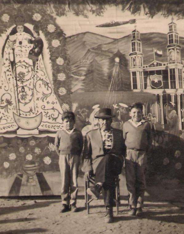 Abuelo y nietos en Andacollo Abuelo y nietos en Andacollo