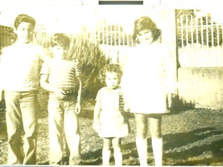 Primos en la casa de los abuelos