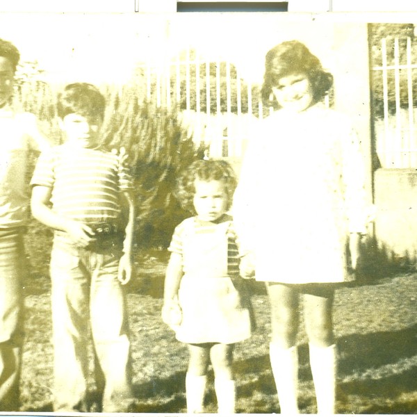 Primos en la casa de los abuelos