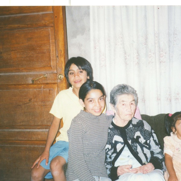 Rosa Margarita Pérez y sus nietos