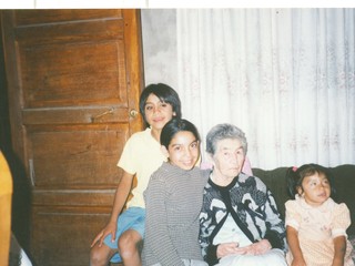Rosa Margarita Pérez y sus nietos
