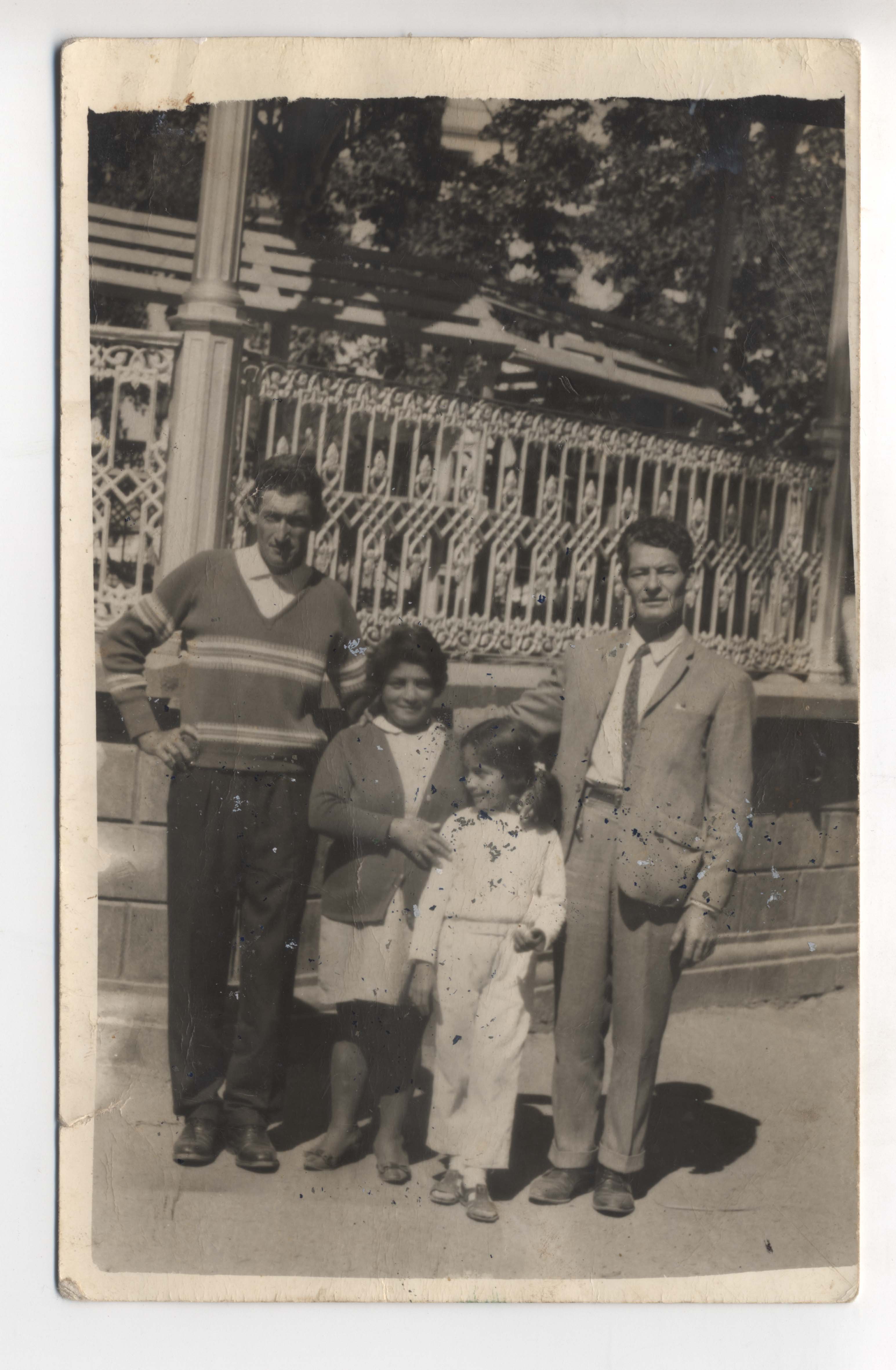 Familia Saavedra en la plaza de Talca