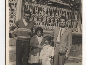 Familia Saavedra en la plaza de Talca