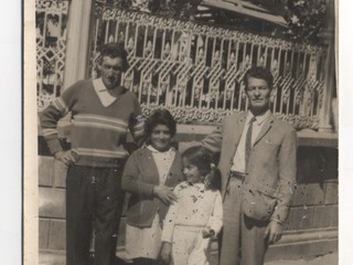 Familia Saavedra en la plaza de Talca