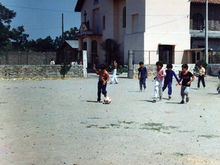 Niños jugando fútbol