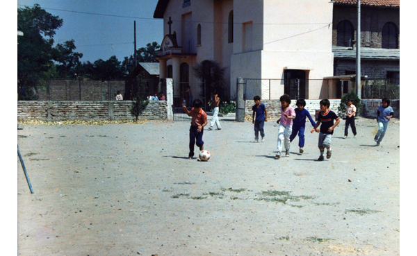 Niños jugando fútbol