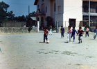 Niños jugando fútbol