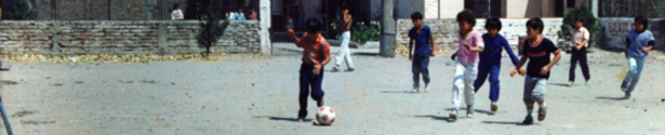Niños jugando fútbol
