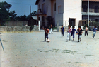 Niños jugando fútbol