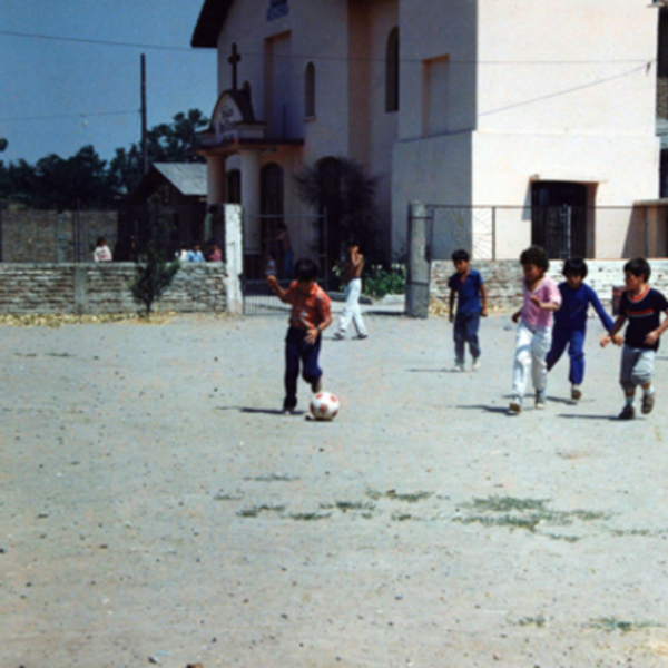 Niños jugando fútbol