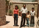 Familia Cox en su antigua casa Familia Cox en su antigua casa
