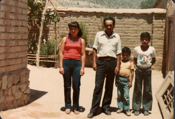 Familia Cox en su antigua casa