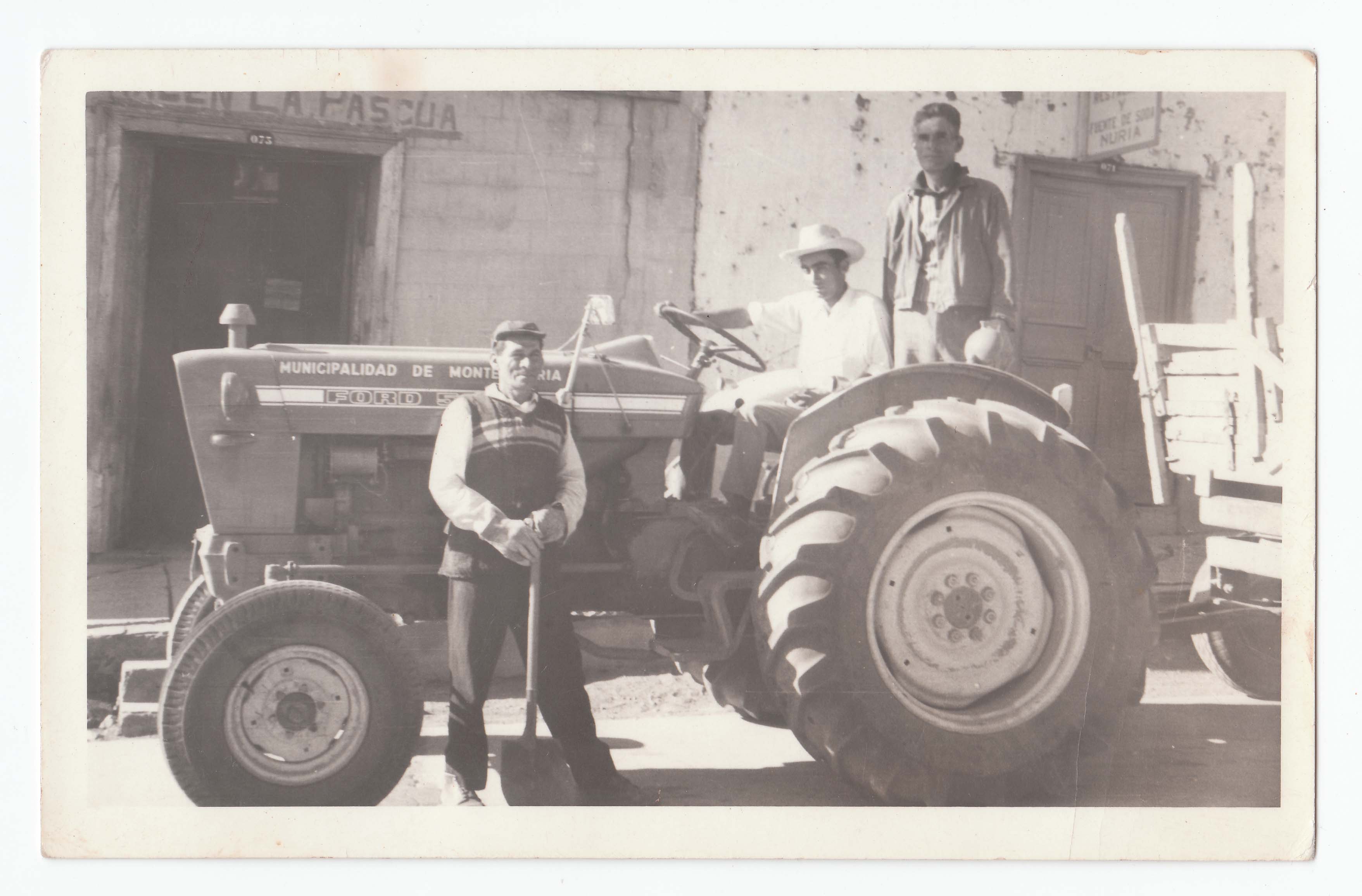 Primer tractor de la municipalidad de Monte Patria