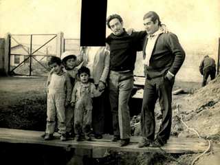 Familia de Cora Latrach y vecino Familia de Cora Latrach y vecino