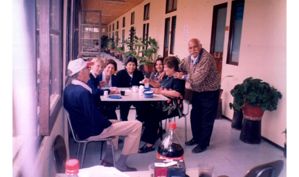 Paseo de club de adulto mayor