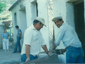 Maestros albañiles y carpinteros