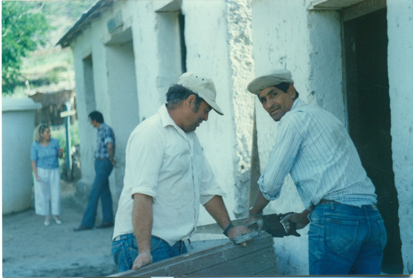 Maestros albañiles y carpinteros