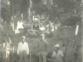 Trabajadores estribando tubos