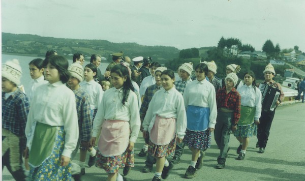 Desfile de estudiantes de la Escuela Montemar