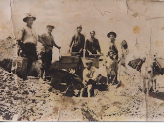 Familia Ávalos lavando oro