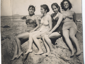 Amigas en la playa Las Torpederas