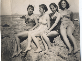 Amigas en la playa Las Torpederas