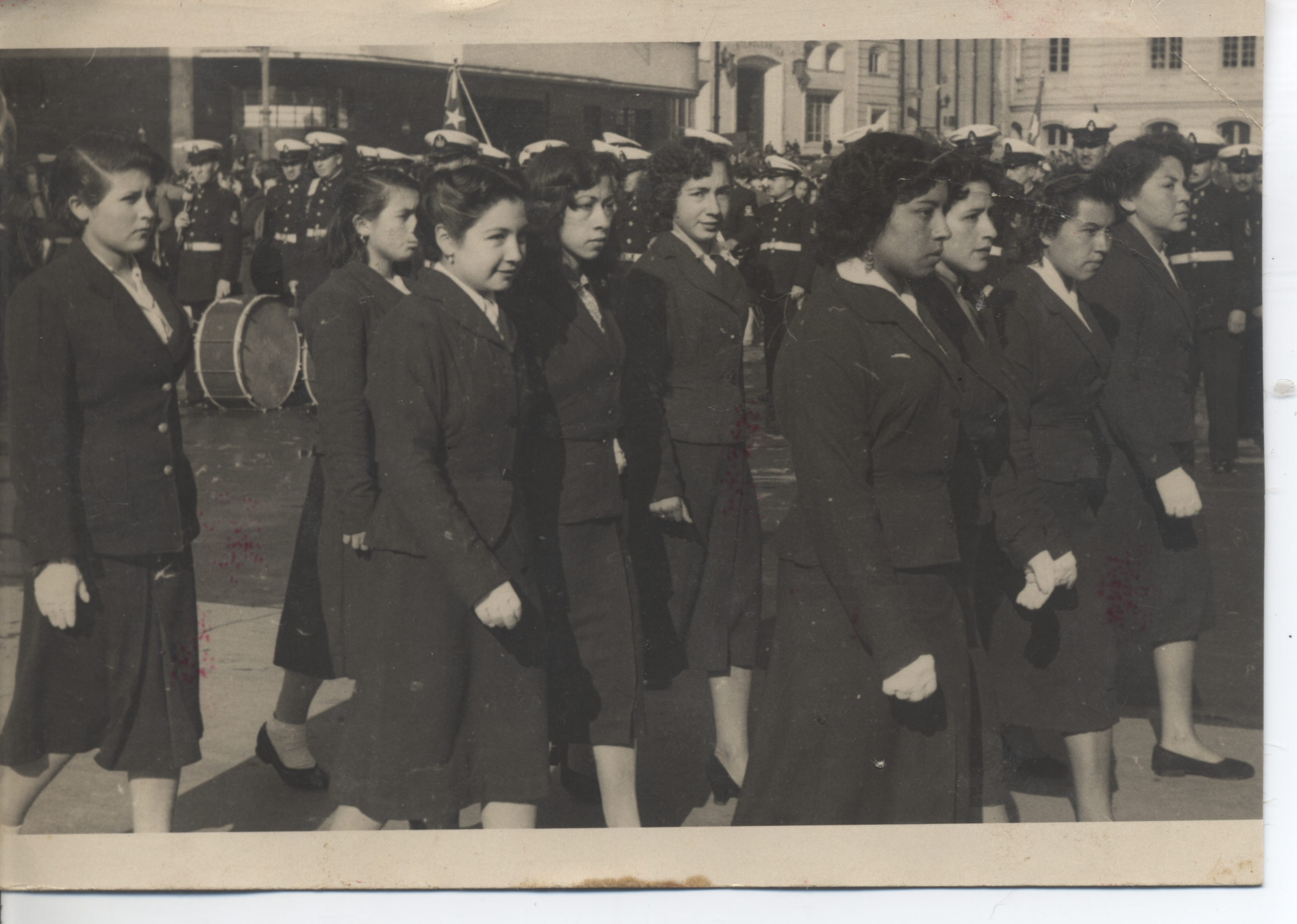 Desfile en la plaza Sotomayor de Valparaíso