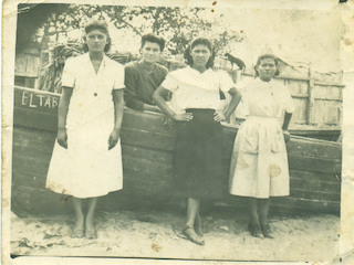 Mujeres en el restaurante Costa Azul Mujeres en el restaurante Costa Azul