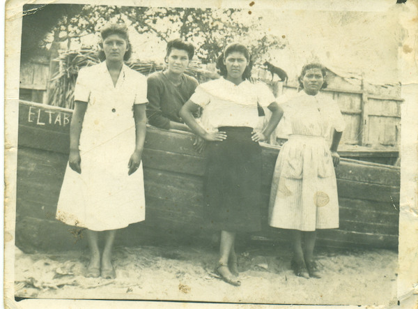 Mujeres en el restaurante Costa Azul Mujeres en el restaurante Costa Azul