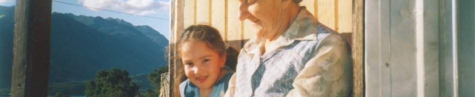 Abuela y nieta en El Bosque de Cochamó Abuela y nieta en El Bosque de Cochamó