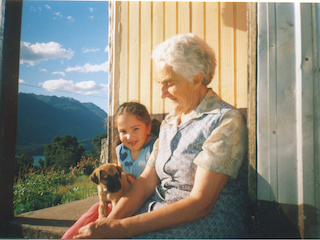 Abuela y nieta en El Bosque de Cochamó