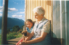 Abuela y nieta en El Bosque de Cochamó