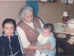 Abuela y nietas en Cochamó Abuela y nietas en Cochamó