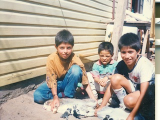 Niños alimentando a los conejos