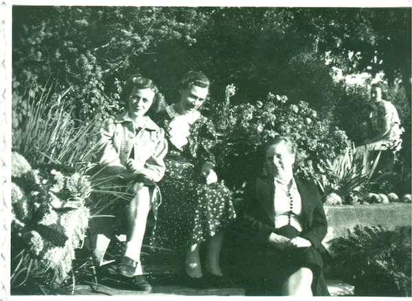 Carlota Trautmann con sus amigas Carlota Trautmann con sus amigas